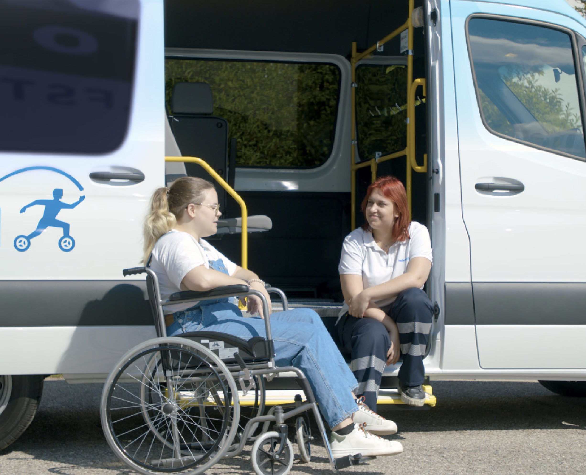 Transport einer Frau mit Rollstuhl