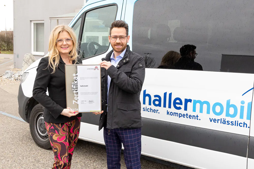 Mag. Monica Rintersbacher (Geschäftsführerin, Leitbetriebe Austria) und Benjamin Haller (Betriebsleiter, hallermobil) © C. Mikes